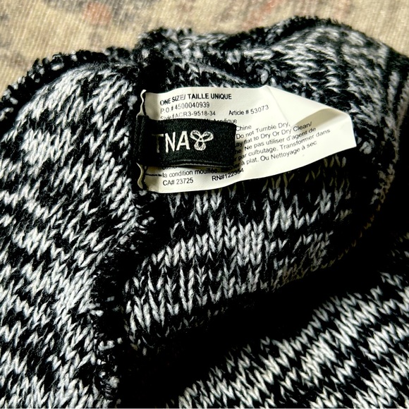 Aritzia TNA Beanie - Picture 2 of 3